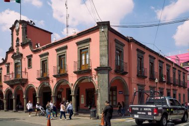 Tlaquepaque, Jalisco, Meksika - 17 Nisan 2023: Calle de la Independencia köşesi Tlaquepaque Belediye Başkanlığı önünde.