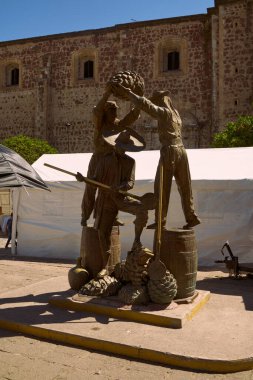 Tekila, Jalisco, Meksika - 20 Nisan 2023: Carlos Terres 'in heykeli, Sihirli Tekila Kasabası' nın ana meydanında üç jimadores.