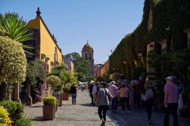 Tekila, Jalisco, Meksika - 20 Nisan 2023: Turistler tekila yapımı örnekleri görmek için sokakları dolduruyorlar.