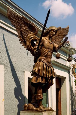 Tlaquepaque, Jalisco, Meksika - 21 Nisan 2023 San Miguel Arcangel heykeli ustası Agustin Parra.