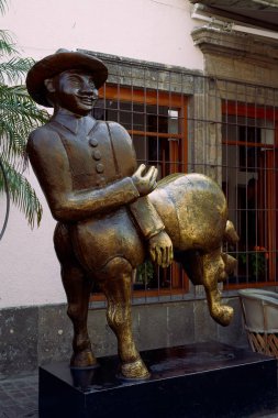 Tlaquepaque, Jalisco, Meksika - 21 Nisan 2023: tlaquepaque sokaklarından birinde bronz heykel.