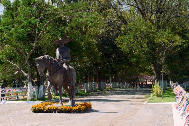 Guadalajara, Jalisco, Meksika-25 Nisan 2023: Meksikalı şarkıcı Vicente Fernandez, Chente, El Charro de Huentitan 'ın heykeli, Guadalajara' daki üç tayın çiftliğinde yer almaktadır..