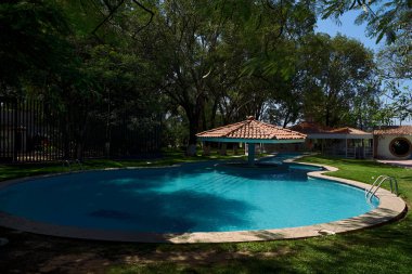 Guadalajara, Jalisco, Meksika - 25 Nisan 2023: Vicente Fernandes 'in Meksikalı şarkıcı ve aktörü Los Tres Potrillos çiftliğinde gitar şeklinde bilardo.