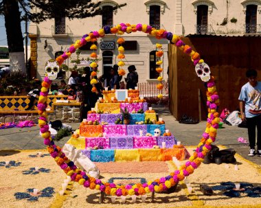 Chapala, Jalisco, Mexicixo - 2 Kasım 2022: Ephemeral Art: Chapala sokaklarında sunaklar. Sunak, papel picado ile süslenmiş. Ölüler Günü.