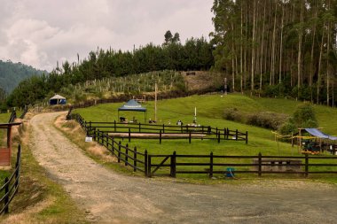 Corrales para el ganado en las dağlarda: Santa Rosa, Kolombiya kırsalında. Eje Kafeteryası Kolombiya.
