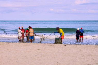 Cartagena, Bolivar Kolombiya - 1 Şubat 2024: Balıkçılar, Cartagena de Indias, Kolombiya sahillerinden toplanan balıklarla tramvay ağını sürükleme işini bitirdiler.