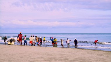 Cartagena, Bolivar Kolombiya - 1 Şubat 2024: Cartagena de Indias 'lı balıkçılar günlük balıkçılık işlerini bitirdiler ve deniz kıyısındaki tramvayı topladılar.