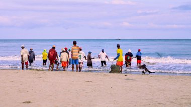 Cartagena, Bolivar Kolombiya - 1 Şubat 2024: Kartagena balıkçıları deniz kıyısında tramvayı toplamayı bitirip denize açıldılar.