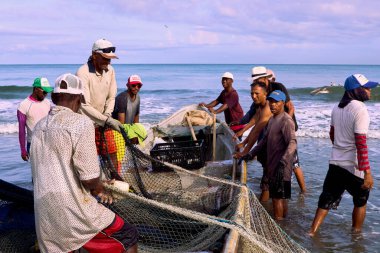 Cartagena, Bolivar Kolombiya - 1 Şubat 2024: Balıkçılık için tekne ve ekipmanlarını düzenleyen bir grup Kartagena balıkçısı