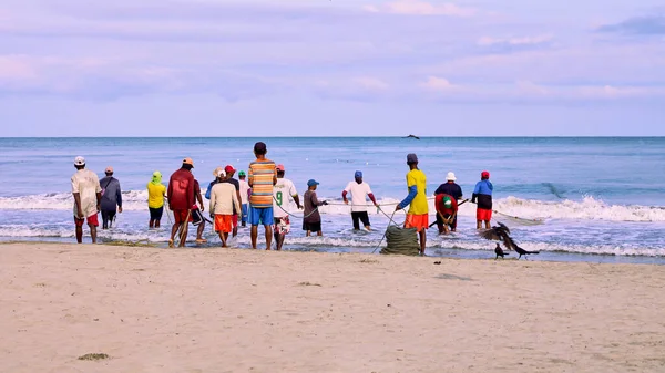 Cartagena, Bolivar Kolombiya - 1 Şubat 2024: Kartagena balıkçıları deniz kıyısında tramvayı toplamayı bitirip denize açıldılar.
