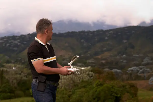 stock image Man with drone control in hand looking into the distance in the middle of the mountains of the Colombian coffee region.