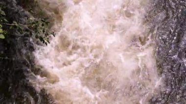 Suyun Torrenti Bir Nehir Biçimlendirme Köpüğü İniyor