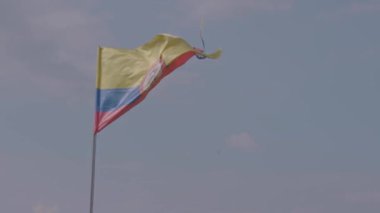 Kolombiya Gururu, Açık ve Güzel Bir Gün 'de Damgalı Ulusal Bayrak