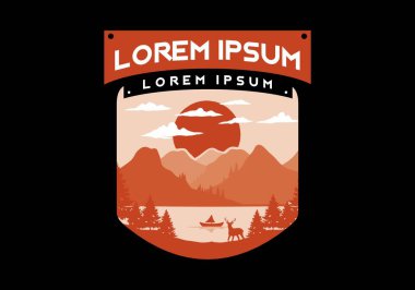 Gölün arkasındaki dağ manzarası. Bir sürü çam ağacı ve bir geyik çizimi.