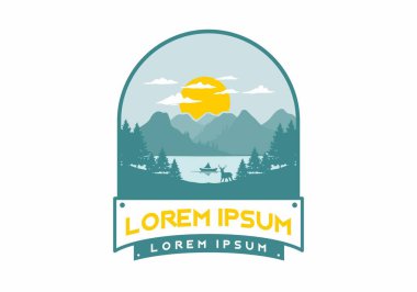 Gölün arkasındaki dağ manzarası. Bir sürü çam ağacı ve bir geyik çizimi.