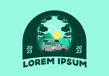 Kamp aracının doğada renkli bir tasarımı