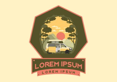 Kamp aracının doğada renkli bir tasarımı