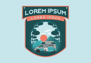 Kamp aracının doğada renkli bir tasarımı