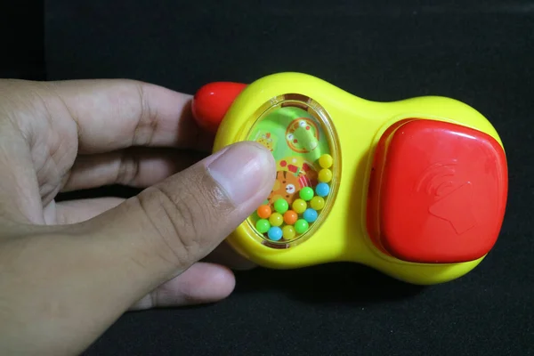 Ein Foto Von Einem Niedlichen Gelben Handlichen Tonspielzeug Der Hand — Stockfoto