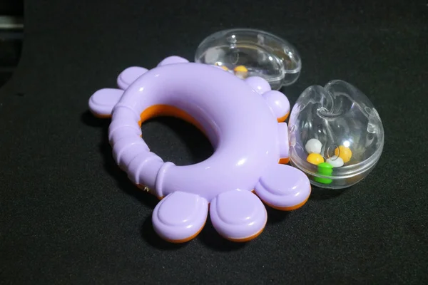 Ein Lila Krabbenspielzeug Mit Kleinen Kugeln Inneren Die Ein Lautes — Stockfoto