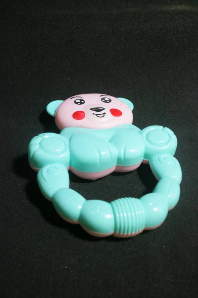 Zdjęcie Różowego Dziecka Trzymającego Zabawkę Twarzą Klauna — Zdjęcie stockowe