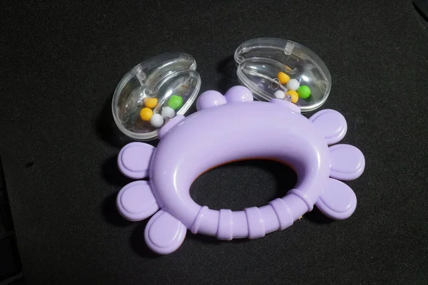 Brinquedo Caranguejo Roxo Com Pequenas Bolas Dentro Que Pode Fazer — Fotografia de Stock