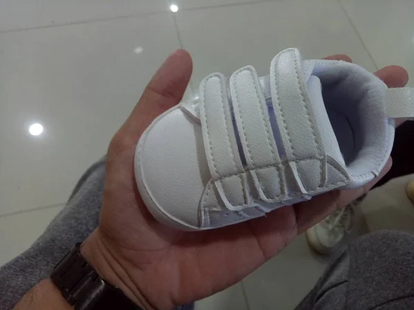 Uma Foto Sapato Bebê Branco Pequeno Bonito Com Adesivo Triplo — Fotografia de Stock