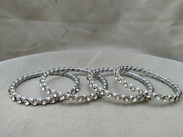 Foto Van Mooie Witte Zilveren Armband Met Parel Ornamenten — Stockfoto