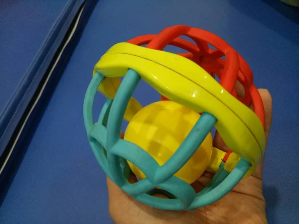 Uma Foto Brinquedo Ball Com Raios Plásticos Coloridos Com Som — Fotografia de Stock