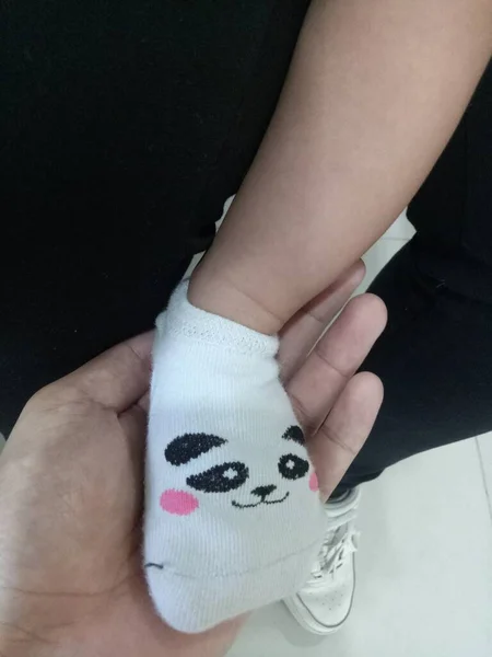 Ein Foto Des Fußes Eines Babys Einer Socke Mit Einem — Stockfoto