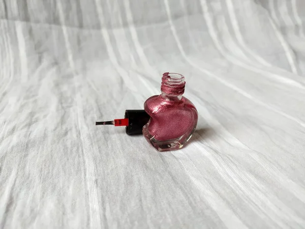 Fotografie Růžového Laku Nehty Unikátní Láhví Tvaru Polovičního Srdce — Stock fotografie