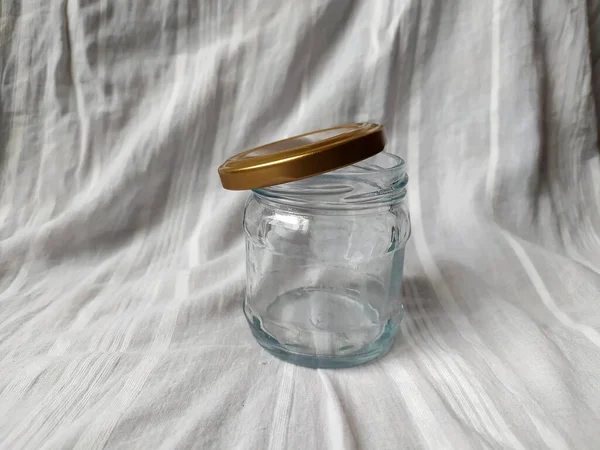 金色の蓋をした空のガラス瓶の写真 — ストック写真