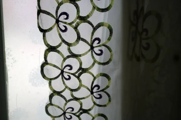 透明な色と花模様の窓の前のカーテンの写真 — ストック写真