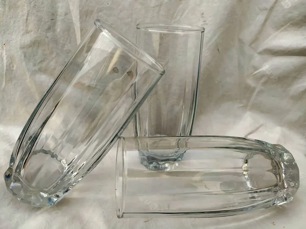 細長い形をしたガラス製の透明な白ガラスの写真 — ストック写真