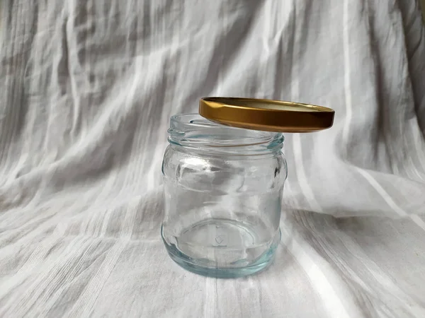 Ein Foto Von Einem Leeren Glas Mit Einem Goldenen Deckel — Stockfoto