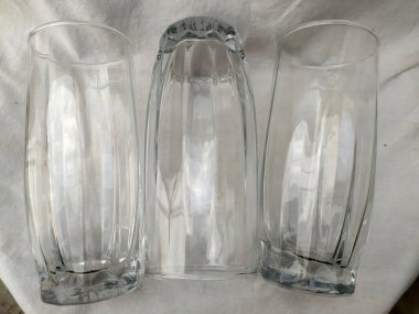 Uzatılmış şekilli camdan yapılmış berrak beyaz içki bardağı fotoğrafı.