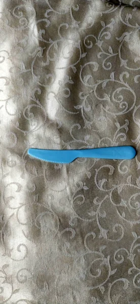 Biftek Kesmek Için Kullanılan Bıçağın Fotoğrafı Mavi Plastikten — Stok fotoğraf
