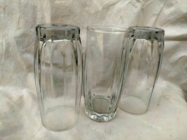 Uzatılmış şekilli camdan yapılmış berrak beyaz içki bardağı fotoğrafı.