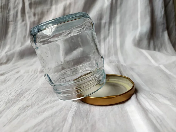 一张有金色盖子的空玻璃瓶的照片 — 图库照片