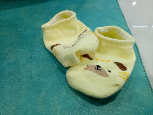 Фото Симпатичних Дитячих Шкарпеток Жовтому Морському Свинячому Обличчі — стокове фото