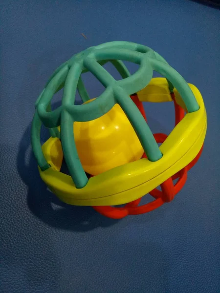Zdjęcie Zabawki Ball Kolorowymi Plastikowymi Szprychami Głośnym Dźwiękiem Dla Dzieci — Zdjęcie stockowe
