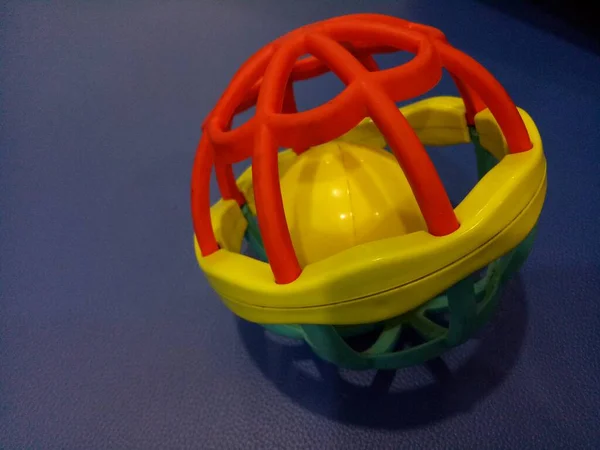 Φωτογραφία Ενός Παιχνιδιού Ball Πολύχρωμες Πλαστικές Ακτίνες Δυνατό Ήχο Για — Φωτογραφία Αρχείου