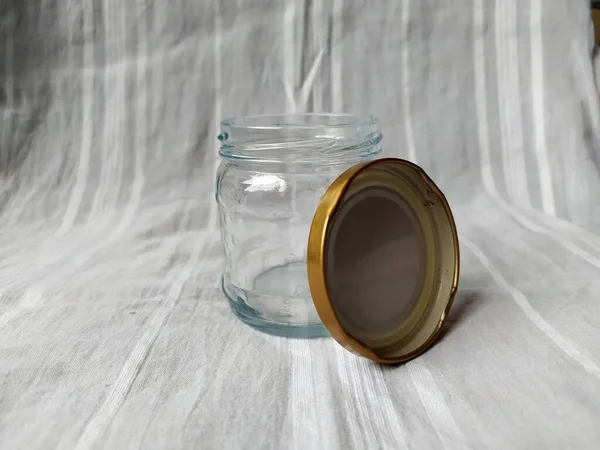 Ein Foto Von Einem Leeren Glas Mit Einem Goldenen Deckel — Stockfoto