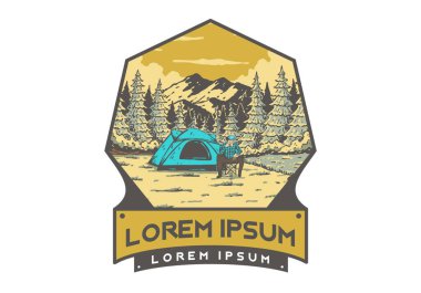 Doğada kamp yapmak. Klasik açık hava illüstrasyon rozet tasarımı