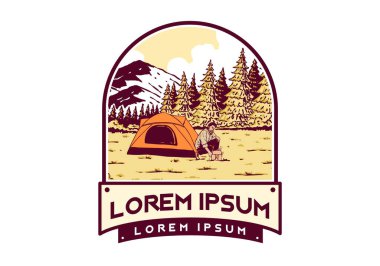 Doğada tek başına kamp yapmak. Klasik açık hava illüstrasyon rozet tasarımı
