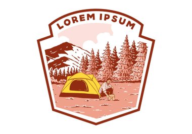 Doğada tek başına kamp yapmak. Klasik açık hava illüstrasyon rozet tasarımı