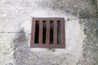 Pas renginde demir bir oluğun fotoğrafı. Kutu şeklinde. Beton bir yolda.