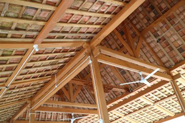 Basit bir binanın çatısının fotoğrafı. Çerçeve ahşaptan yapılmış. Çatı kiremitleri çamurdan yapılır.