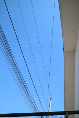 Açık mavi gökyüzü arkaplanlı elektrik hatlarının fotoğraf görünümü