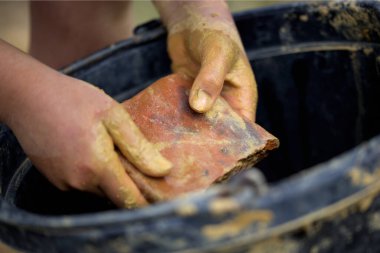 Vahşi toprak kil Potter iş başında. Atölye